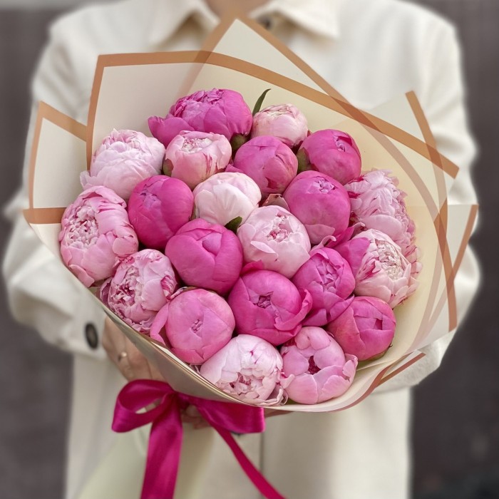 Розовый микс из 21 пиона